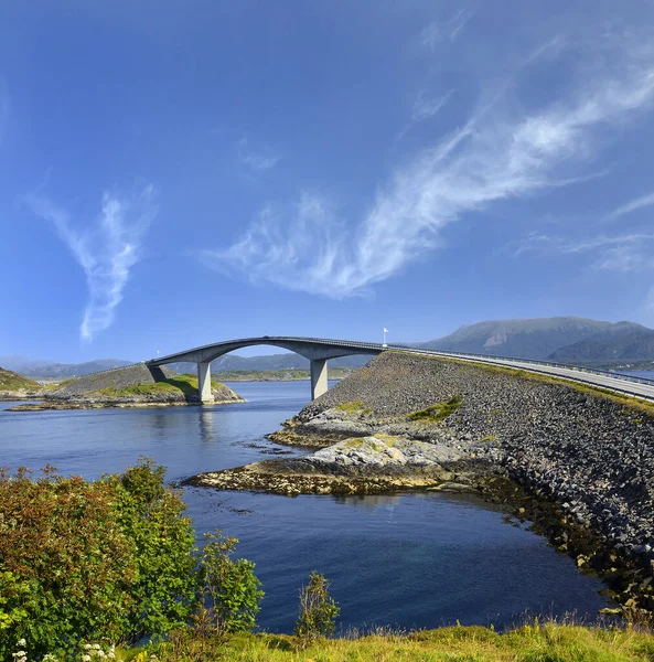 Світовий Знаменитий Атлантичний Міст Atlanterhavsvegen Дивовижним Видом Північні Гори Норвезький — стокове фото