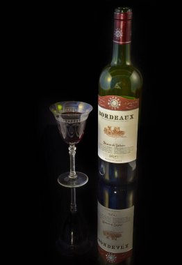 Fransa 'nın ünlü Bordeaux bölgesinden bir şişe kırmızı şarap.