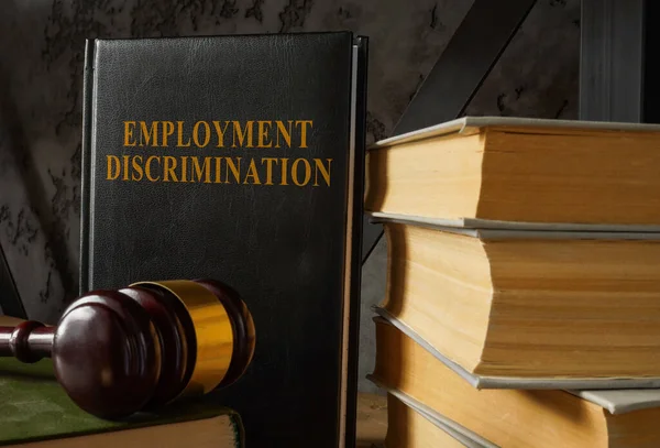 关于就业歧视和护身符的法律书籍 — 图库照片