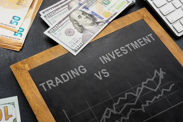 Geld Und Eine Tafel Mit Worten Die Handeln Gegen Investieren — Stockfoto