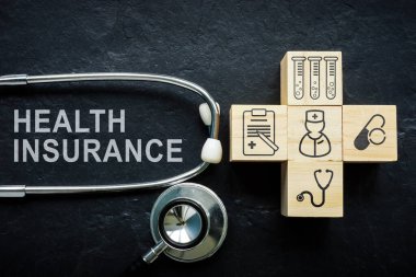 Tahta küpler ve steteskop. Sağlık sigortası kavramı.