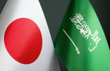Japonya ve Suudi Arabistan bayrakları.