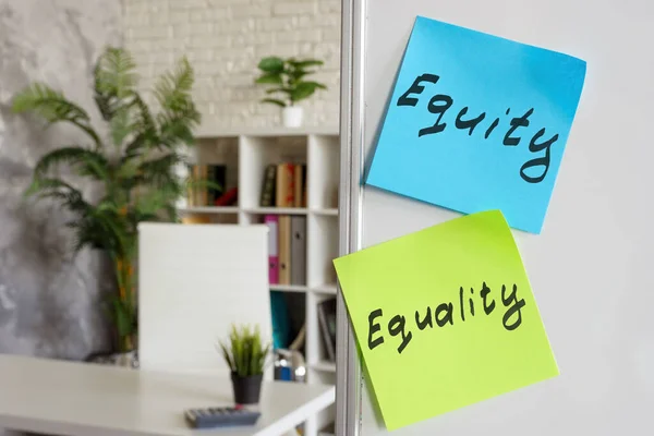 带有文字的工作场所公平和平等标签 — 图库照片