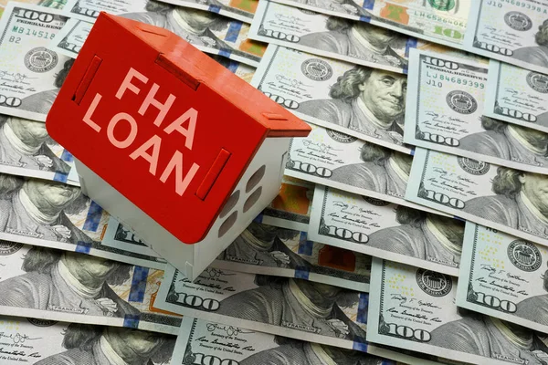 Koncepcja Pożyczki Fha Model Domu Opiera Się Dolarach — Zdjęcie stockowe