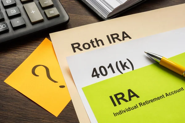 退職計画のある文書Ira 401KおよびRoth Ira選択のための — ストック写真