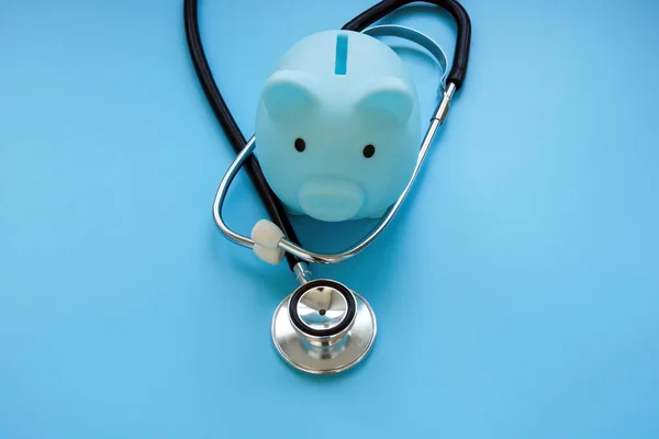 Banco Piggy Azul Estetoscópio Como Símbolo Poupança Saúde Seguro Médico — Fotografia de Stock