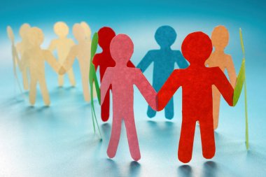 Farklı renkte heykeller ve aynı renkte heykelcikler. Şirket konseptinde çeşitlilik.