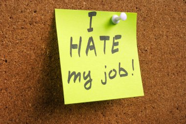 Üzerinde yazı olan bir çıkartma. İşimden nefret ediyorum..