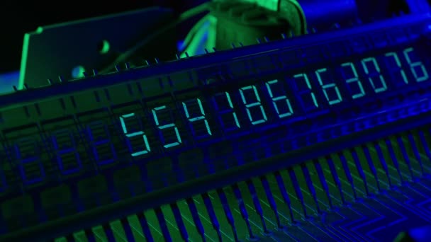 Доска Вакуумным Люминесцентным Дисплеем Сменными Цифрами Технология Электроника — стоковое видео