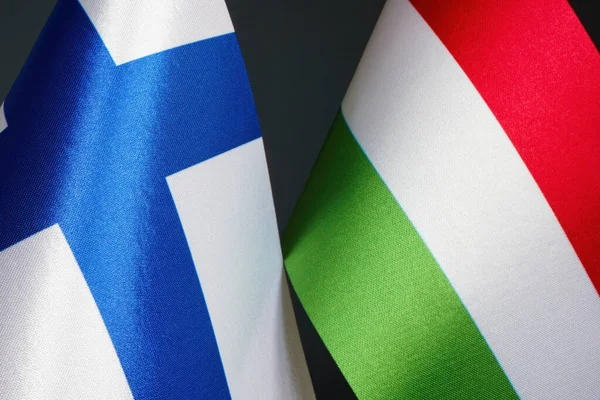 Прапор Фінляндії Поруч Прапором Угорщини — стокове фото