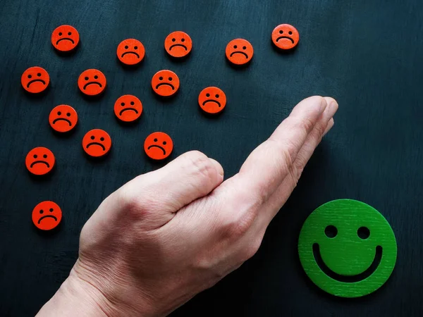 Hand Beschermt Vreugdevolle Emoticon Tegen Droevigen Emotionele Regelgeving — Stockfoto