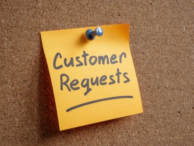 Çivilenmiş etiketli bir pano ve müşteri yazıtları istiyor.