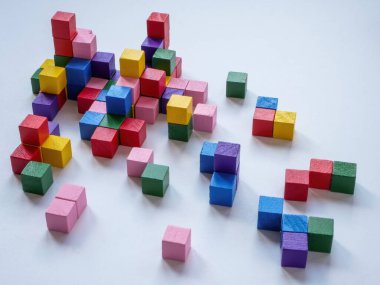 Renkli küplerin karmaşık etkileşimin sembolü olarak soyut yapısı.