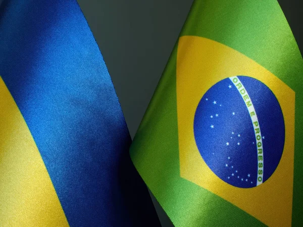 Cerca Están Las Banderas Brasil Ucrania Como Concepto Diplomacia — Foto de Stock