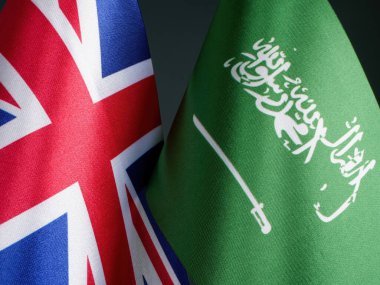 Büyük Britanya ve Suudi Arabistan 'ın Küçük Bayrakları.