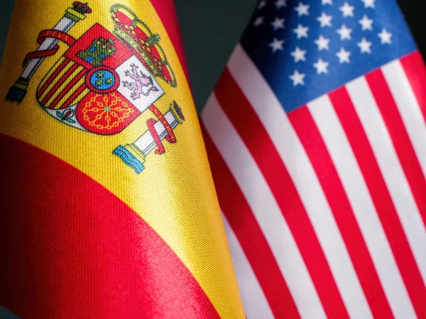 근처에는 스페인 미국의 국기가 — 스톡 사진
