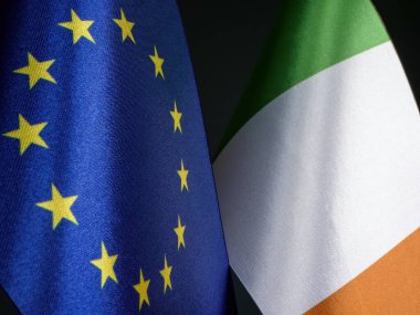 İrlanda bayrağının yanında Avrupa Birliği bayrağı.