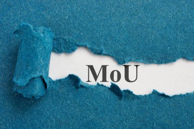 Yırtılan sayfa MoU Mutabakat Bildirgesi yazısını ortaya koyuyor.