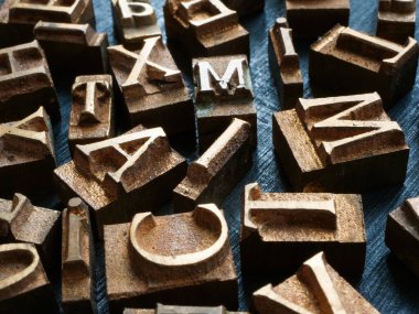 Eski harf basımının içerik veya blog yazımının sembolü olarak kapatılması.