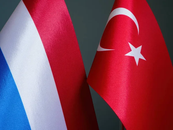 Біля Прапорів Нідерландів Туреччини — стокове фото