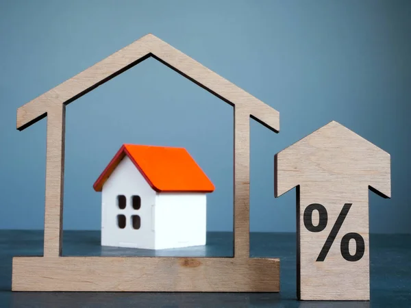房屋模型 箭头和百分之一的签名作为抵押贷款利率概念 — 图库照片