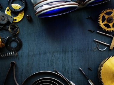 Eski çarkları ve mekanizmaları olan bir zanaatkar masasının en üst görüntüsü. Boş boşluk.