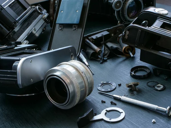 关闭为修理而拆除的旧胶卷照相机 — 图库照片