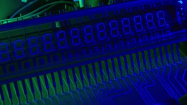 Retro elektronik ekran geri sayım yapıyor. Aygıtı kapat.