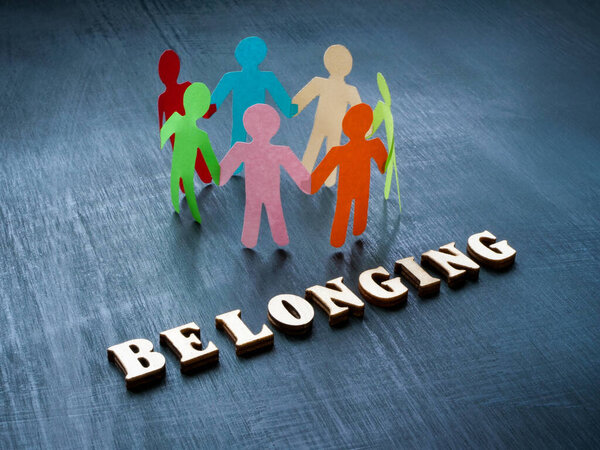 Бумажные люди и слово принадлежности.