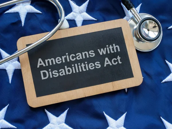 Een Bord Met Inscriptie Americans Disabilities Act Ada Amerikaanse Vlag — Stockfoto
