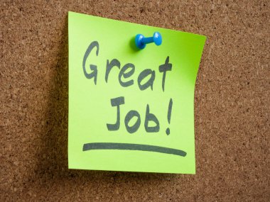 Tahtaya yapıştırılmış yapışkan bir not. Çalışan tanıma konsepti.