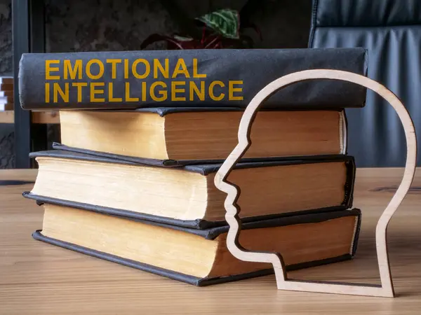 Книга Эмоциональном Интеллекте Столе — стоковое фото