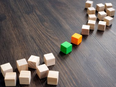 Liderler arasındaki rekabet ve pazarlığın sembolü olarak iki küp takımı.