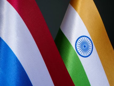 Hollanda ve Hindistan 'ın küçük bayrakları.