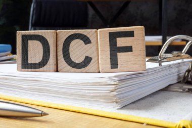 DCF İndirimli Para Akımı harfleriyle klasörü ve küpleri aç.