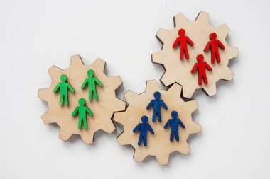 Ahşap dişliler ve figürler takım çalışmasının ve işbirliğinin sembolü..