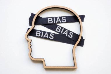 Siyah kağıt çizgili baş ve yazıt önyargısı.