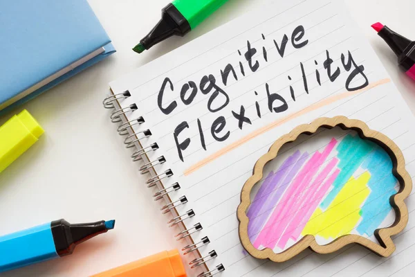 Notizblock Mit Beschriftung Kognitive Flexibilität Und Ein Gemaltes Gehirn lizenzfreie Stockfotos