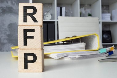 Üzerinde RFP harfi olan tahta küpler ofiste Teklif talebi.