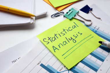 Raporlu bir yığın kağıt ve istatistiksel analiz..