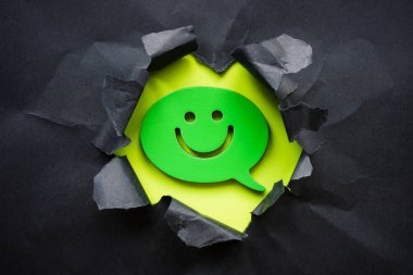 Dayanıklılık ve pozitif düşünce konsepti. Pozitif yorum ve yırtık siyah kağıt.