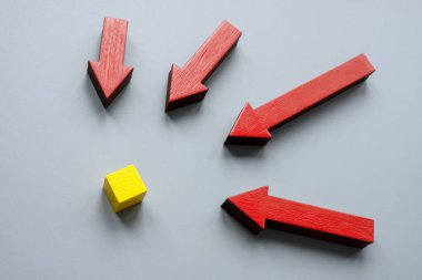 Küp ve oklar ona bakıyor. Dayanıklılık, stres ve psikolojik baskı.