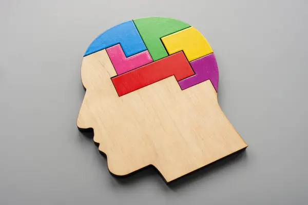 Holzkopf Aus Farbigen Puzzleteilen Autismus Neurodiversität Oder Kreativitätskonzept Stockfoto