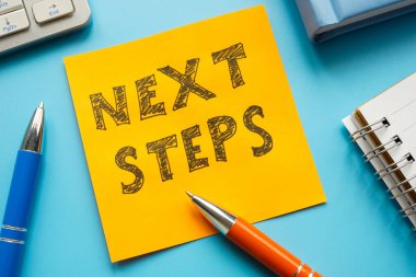 Planlama konsepti olarak sonraki adımları içeren etiket.