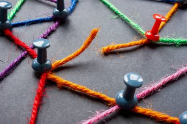 İletişim sorunları, kopuk bağlantılar. Bir kesikle ipliklere bağlı iğne.