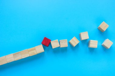 Kırmızı küp beklenmedik bir problem ya da engel olarak çizgiyi aşar.