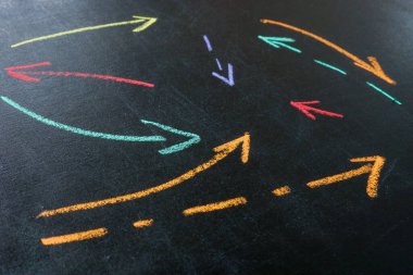 Bir şirkette etkileşim ve karmaşık ilişkiler kavramı olarak renkli tebeşirle çizilmiş soyut oklar.