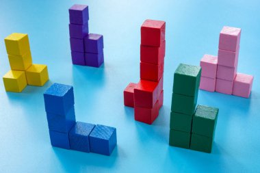 Farklı pazar segmentleri olarak gruplandırılmış ahşap küpleri. Soyut ögeler.