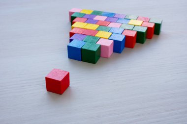 Özel bir liderlik. Şirketin sembolü olarak renkli küplerden oluşan bir yapı ve bir lider..