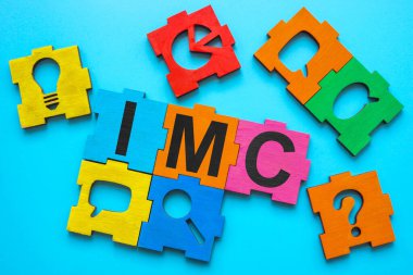 Renkli bulmaca parçaları ve kısaltması IMC Bütünleşik Pazarlama İletişimleri.